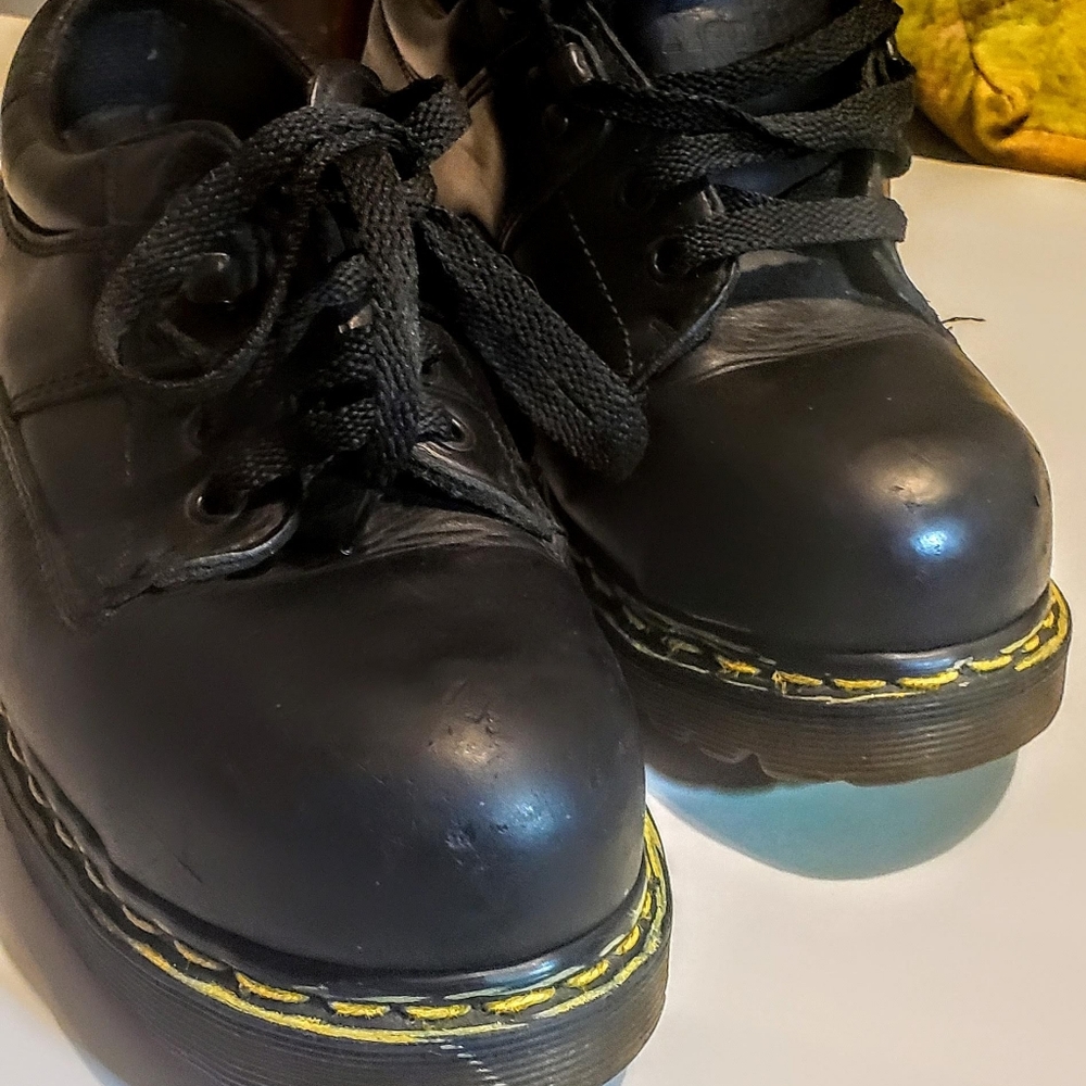 DOC MARTEN VTG INDUSTRIALS STL TOES LIKE NEW